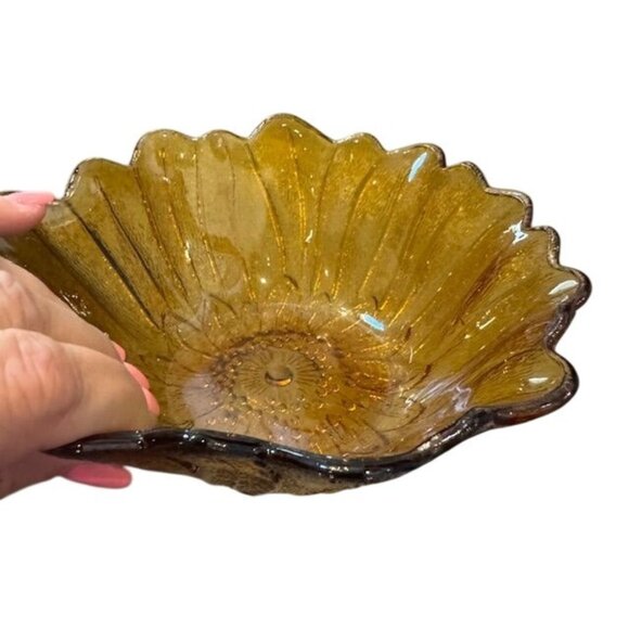 Amber Glass Sunflower-Shaped Decorative Bowl 6.5" Wide Textured Glassware For Ta - Picture 1 of 6